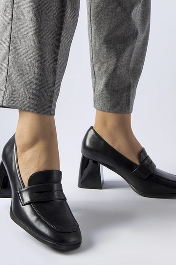 Décolleté in vernice nera...