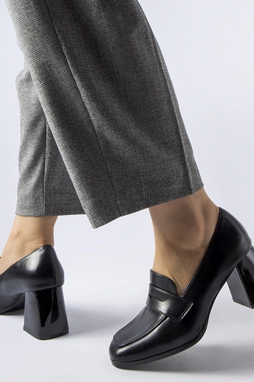 Décolleté in vernice nera... 2