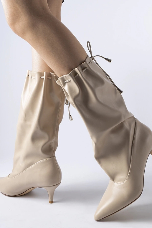 Stivali beige con tacco basso Deserres Stivali beige con tacco basso Deserres