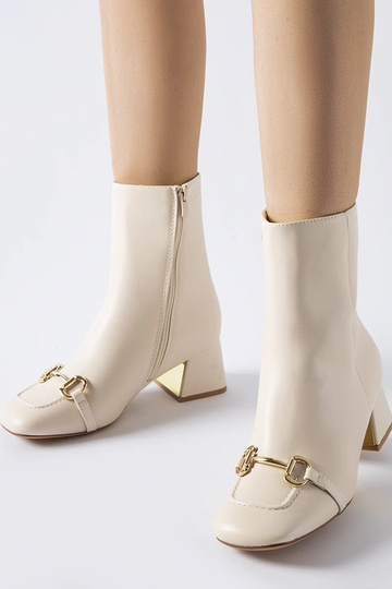 Stivaletti beige con tacco...