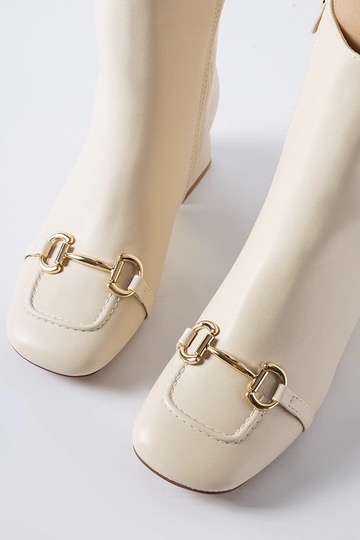 Stivaletti beige con tacco... 2