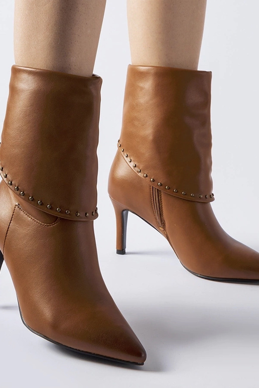 Stivaletti marroni isolati con tacco...