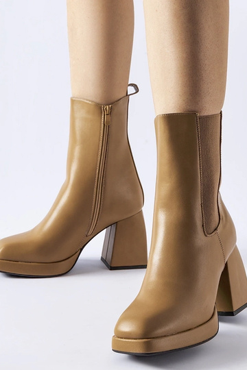 Stivaletti marroni isolati...