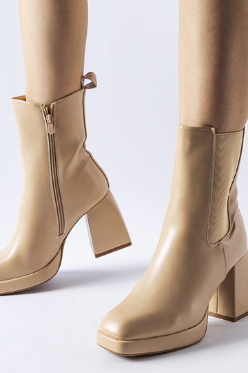 Stivaletti beige isolati...