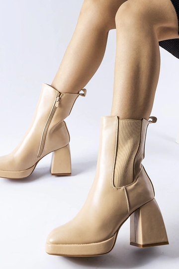 Stivaletti beige isolati... 2