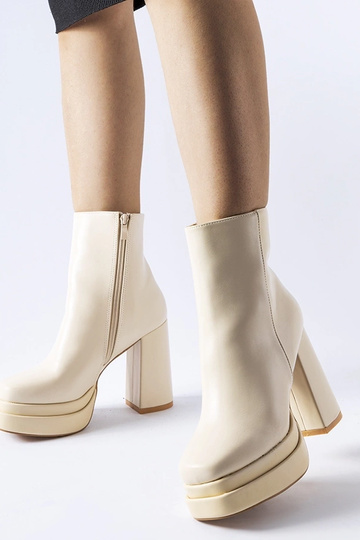 Stivaletti beige con tacco...