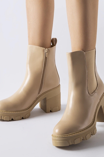 Stivaletti beige imbottiti...