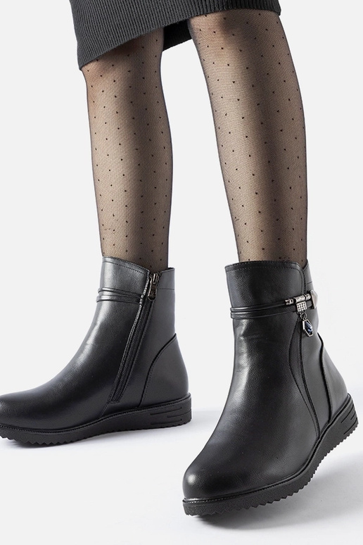 Stivaletti foderati neri con ciondolo...