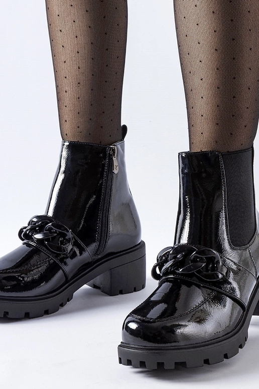 Stivali isolati in vernice nera con...