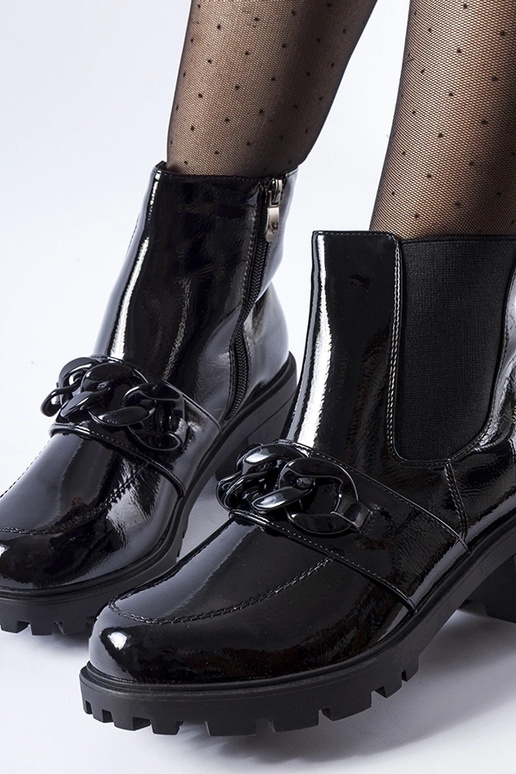 Stivali isolati in vernice nera con...