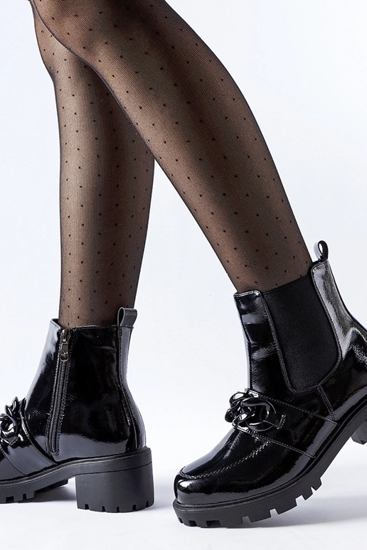 Stivali isolati in vernice nera con...