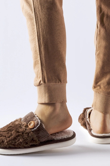 Pantofole Lakeland marroni isolate 2