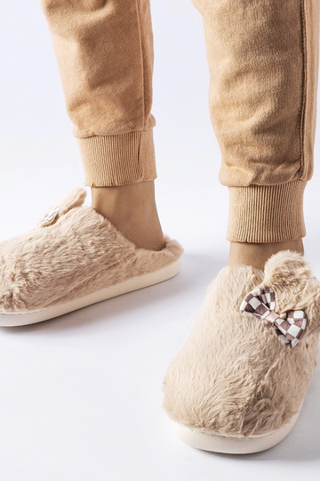 Ciabatte da donna beige isolate con orecchie Buga