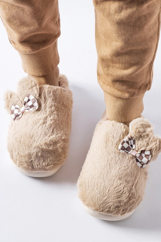 Ciabatte da donna beige isolate con... Ciabatte da donna beige isolate con...