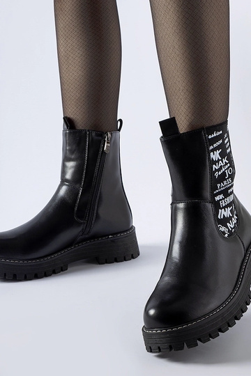 Stivaletti neri isolati con... 2