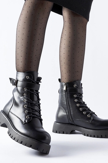 Stivaletti neri isolati con... 2