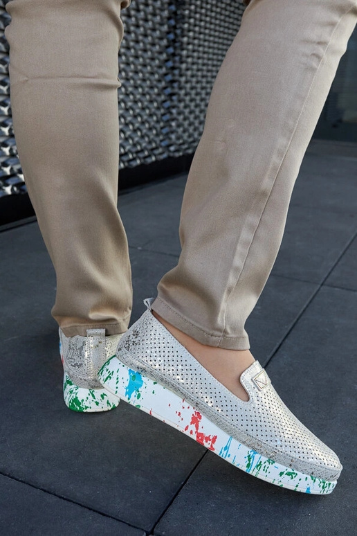 Scarpe basse beige su zeppa colorata...