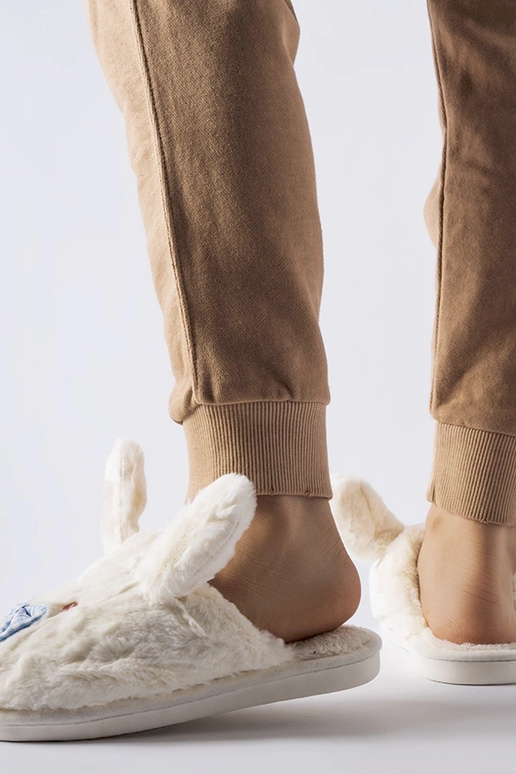 Pantofole bianche con orecchie e... Pantofole bianche con orecchie e...