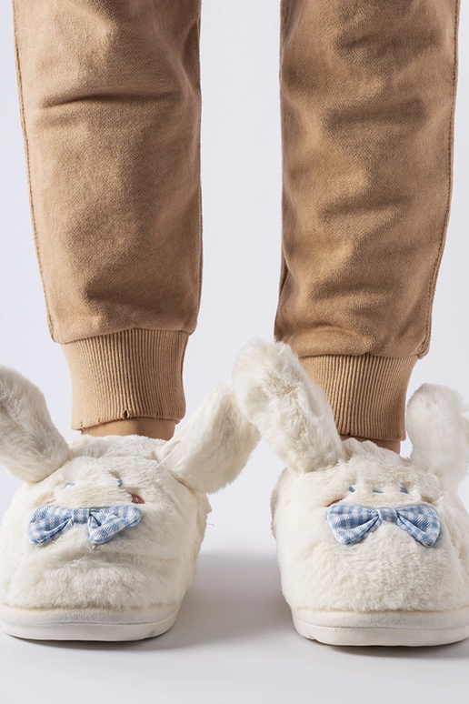 Pantofole bianche con orecchie e... Pantofole bianche con orecchie e...