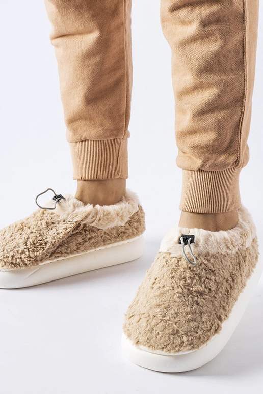 Pantofole beige calde con tallone... Pantofole beige calde con tallone...