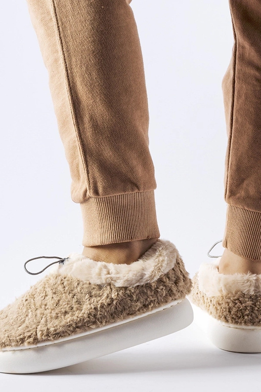 Pantofole beige calde con tallone... Pantofole beige calde con tallone...