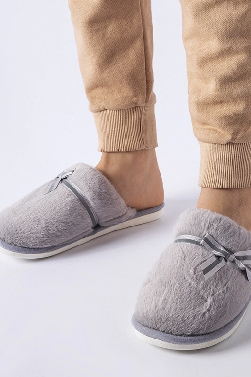 Pantofole calde grigie con fiocco... Pantofole calde grigie con fiocco...