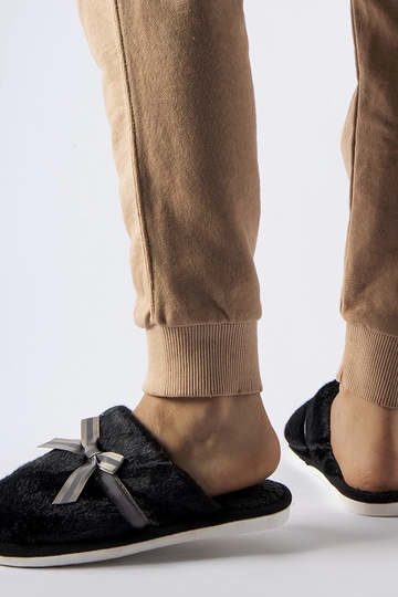 Pantofole nere calde con fiocco Antonina 2