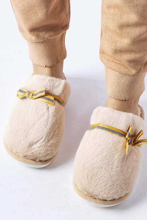 Pantofole beige calde con fiocco... Pantofole beige calde con fiocco...