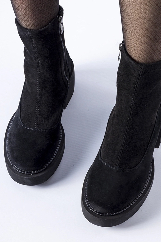 Stivaletti neri isolati su un blocco...