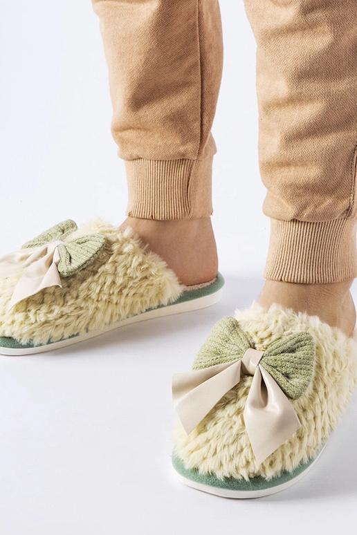 Pantofole verdi con fiocchi eleganti...