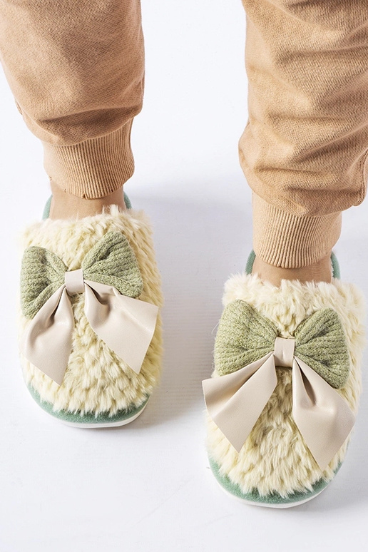 Pantofole verdi con fiocchi eleganti...