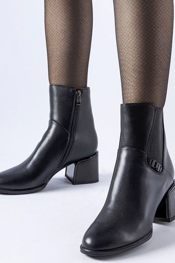 Stivaletti neri isolati con...