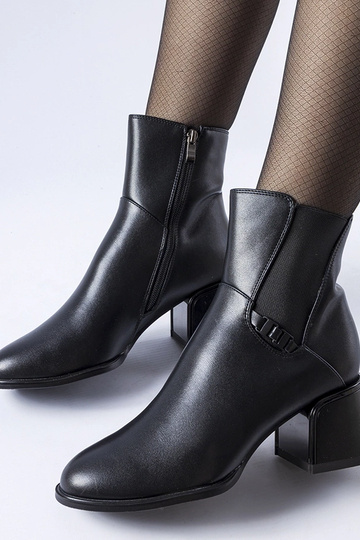 Stivaletti neri isolati con... 2