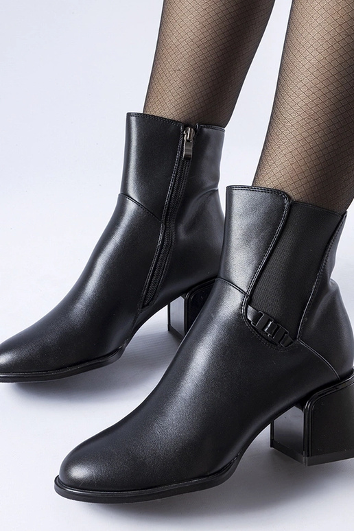 Stivaletti neri isolati con tacco...