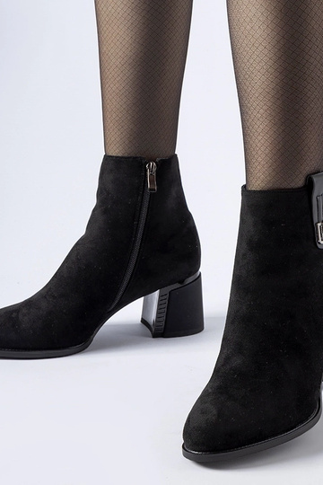 Stivaletti neri isolati con...