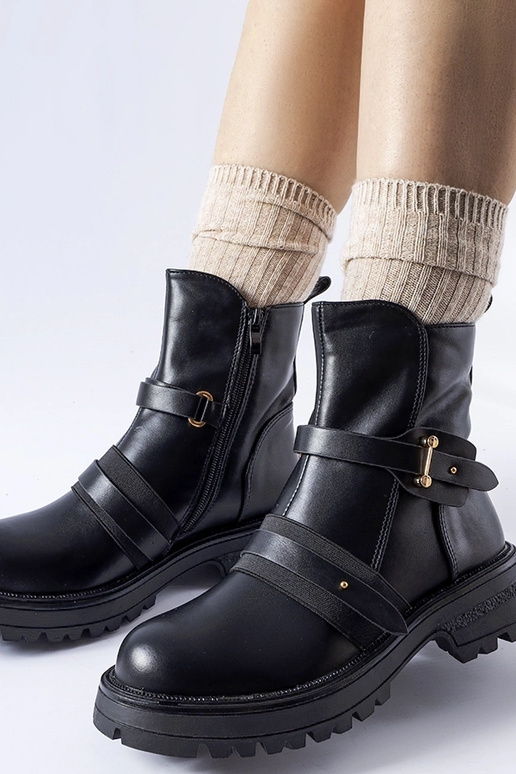 Stivaletti neri isolati Laderoute