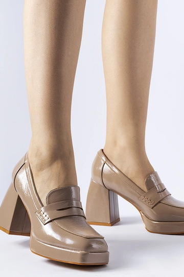 Décolleté in vernice beige con tacco a blocco West