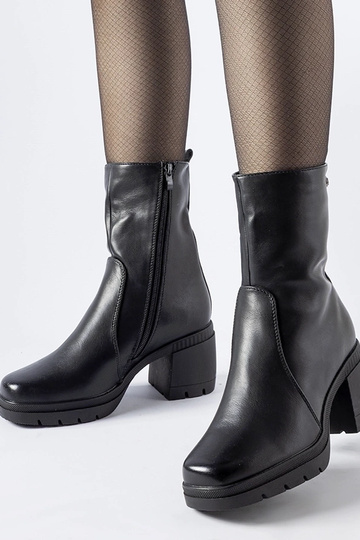 Stivaletti neri isolati con...