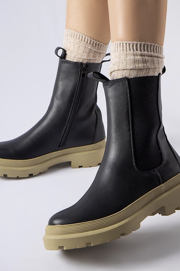 Stivaletti neri con suola... 2