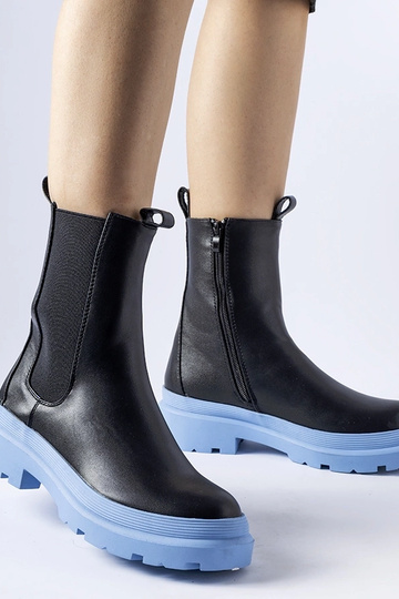 Scarpe nere con suola blu...