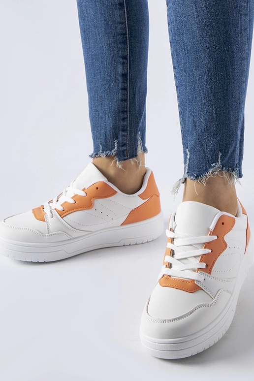 Scarpe bianche con accenti arancioni...
