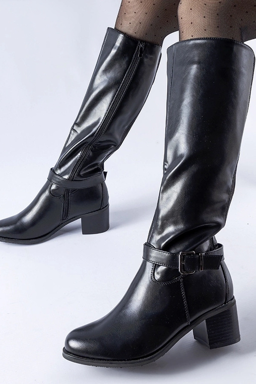 Stivali neri con fibbia decorativa... Stivali neri con fibbia decorativa...