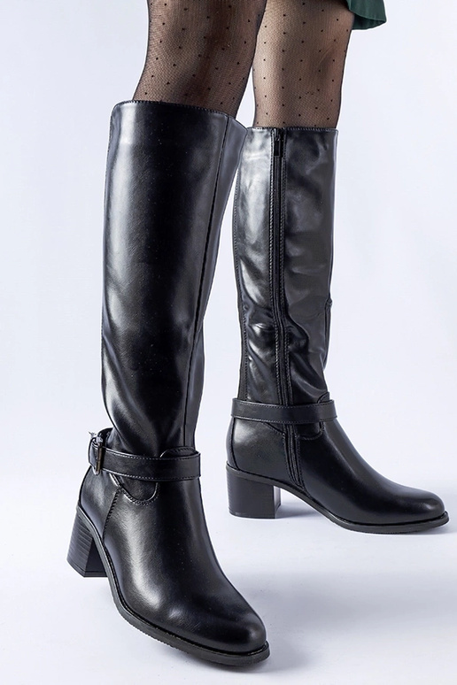 Stivali neri con fibbia decorativa... Stivali neri con fibbia decorativa...