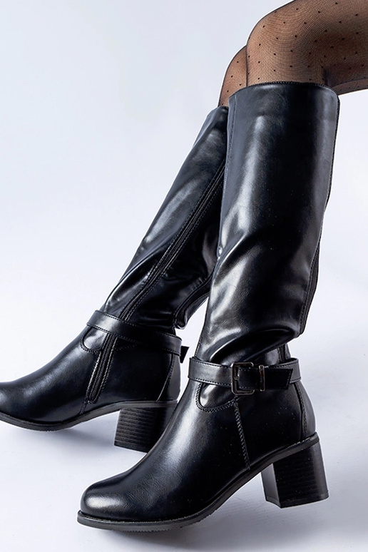 Stivali neri con fibbia decorativa... Stivali neri con fibbia decorativa...