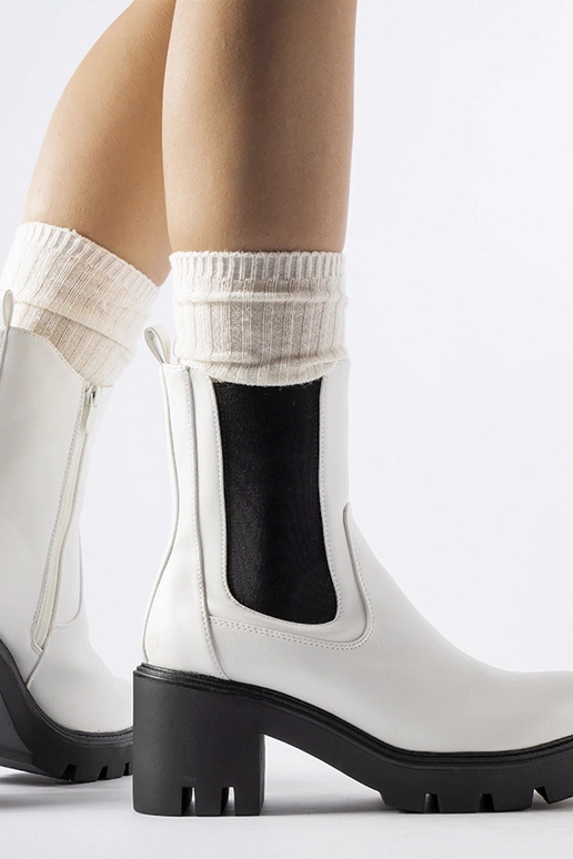 Stivali bianchi isolati sul blocco...