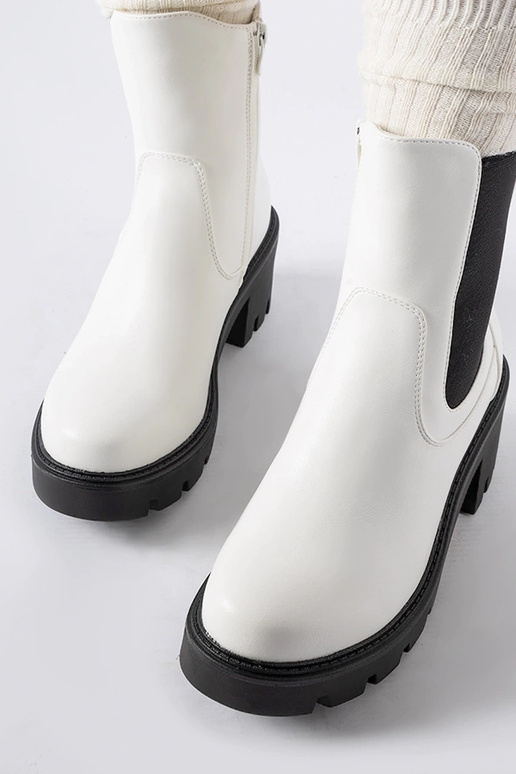 Stivali bianchi isolati sul blocco...