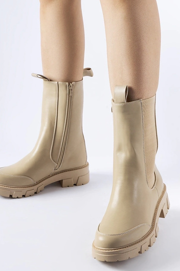 Stivaletti beige massicci isolati Morbello
