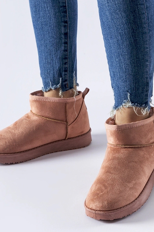 Stivali da neve corti rosa isolati...