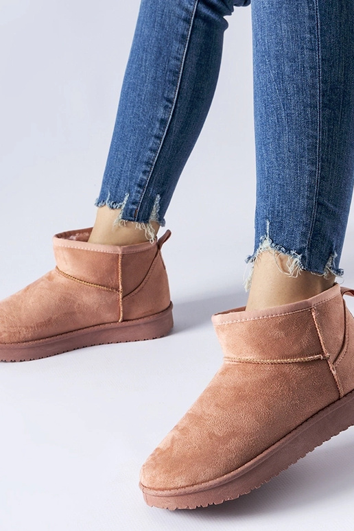 Stivali da neve corti rosa isolati...