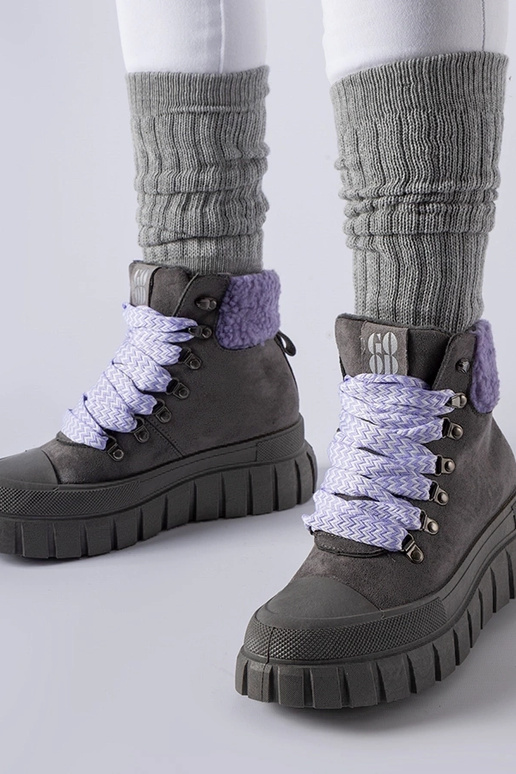 Stivaletti grigi con dettagli viola...
